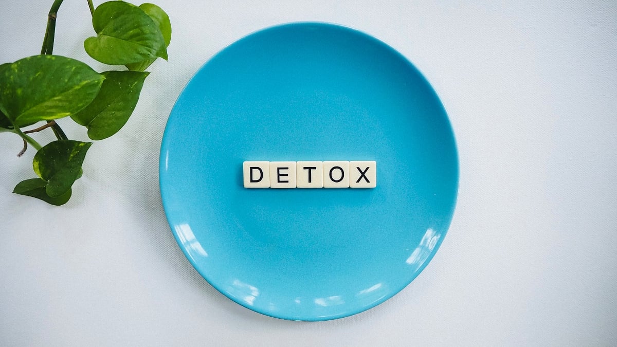 A blue plate holding letters that read detox 