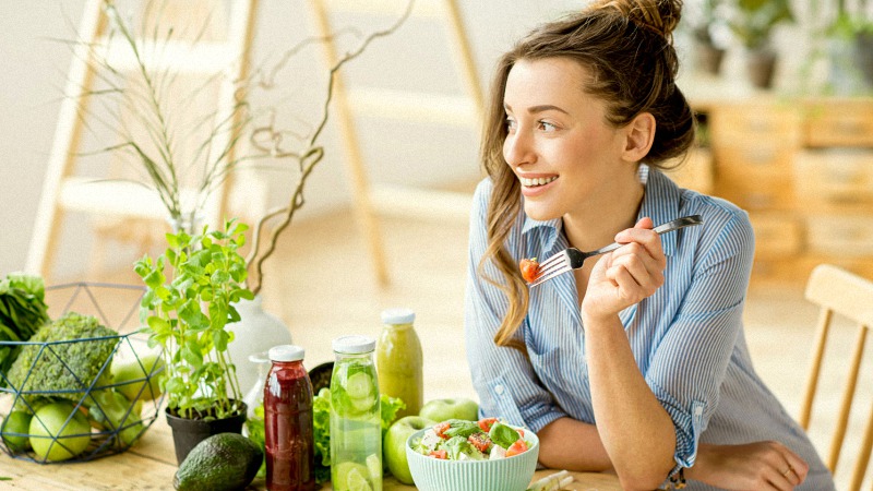 Young woman eating healthy foods 